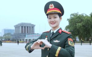 Thủ khoa đầu tiên Học viện Quân Y Nguyễn Thúy Nhường được phong thượng úy